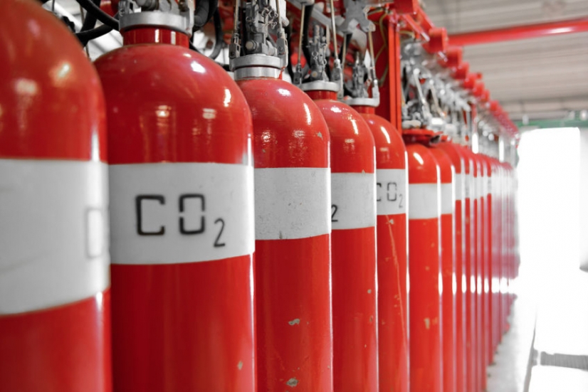 tanques rojos de Co2 dentro de fabrica