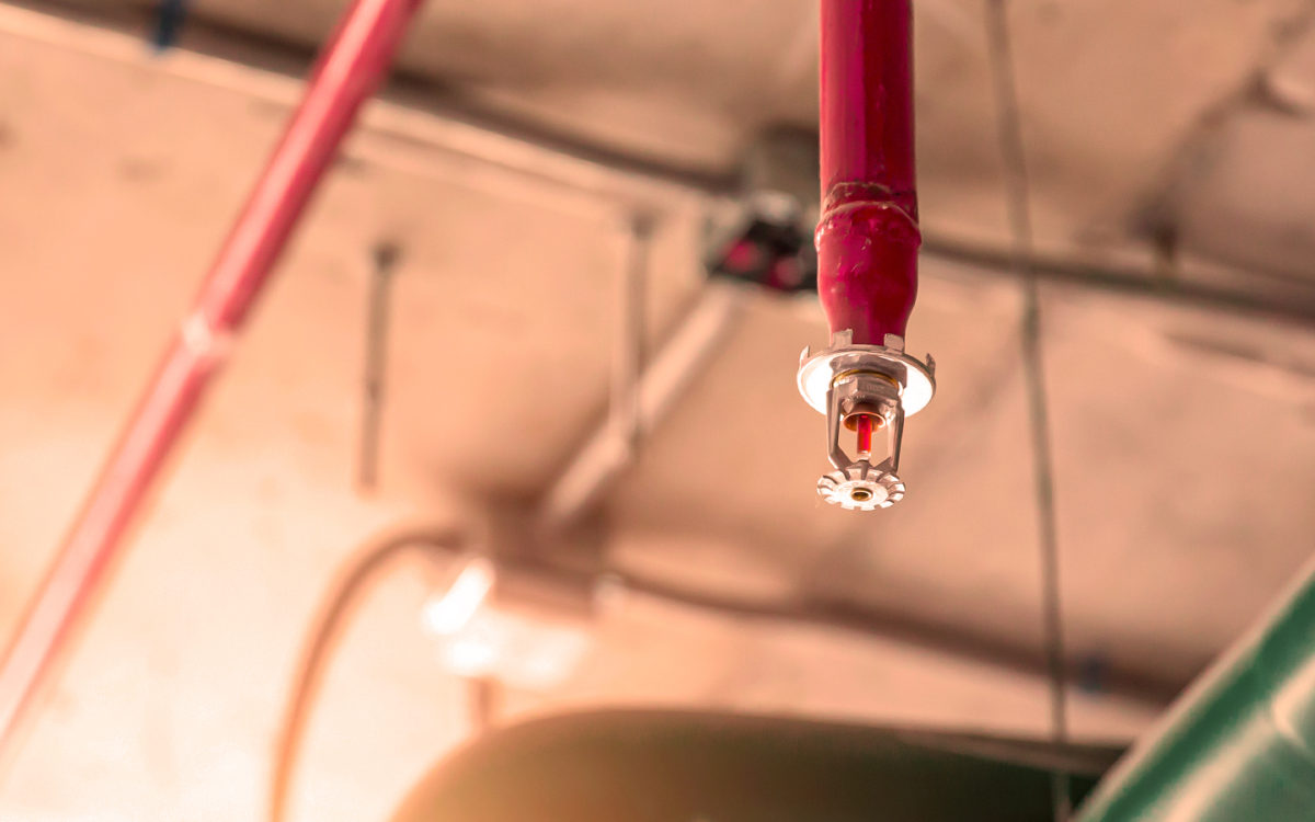 rociador contra incendios base agua dentro de una fábrica