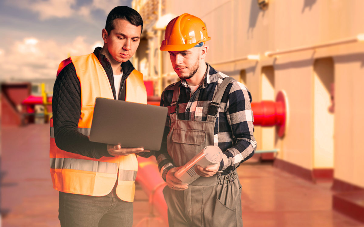 ingenieros con una computadora afuera de la planta industrial