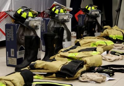 Varios equipos y trajess de bombero acomodados y ordenados