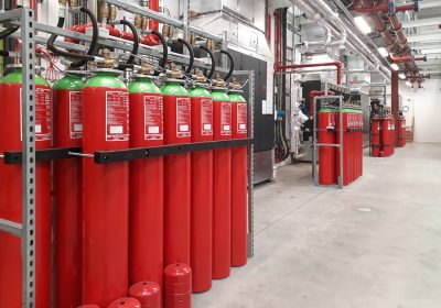tanques extintores de gas argón en sistema contra incendios dentro de una fábrica